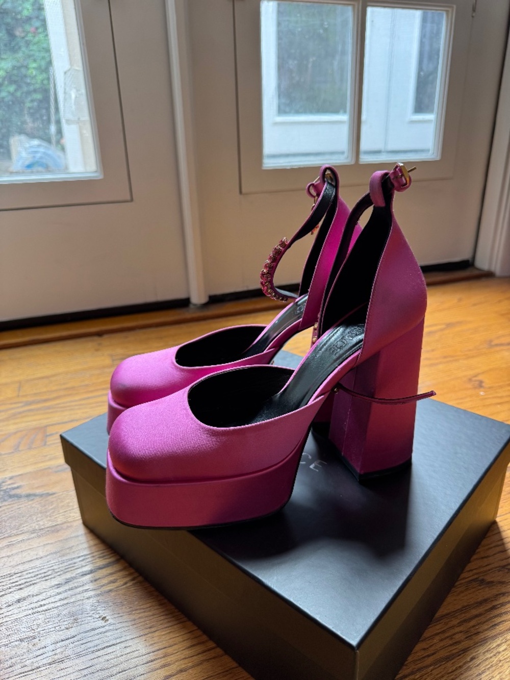 Versace Medusa Head Charm Satin Platform Pumps – Pink – EU 40.5